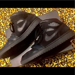 ⛹🏻‍♂️AIR JORDAN 1 MID BLACK/DARK GREY⛹🏻‍♂️